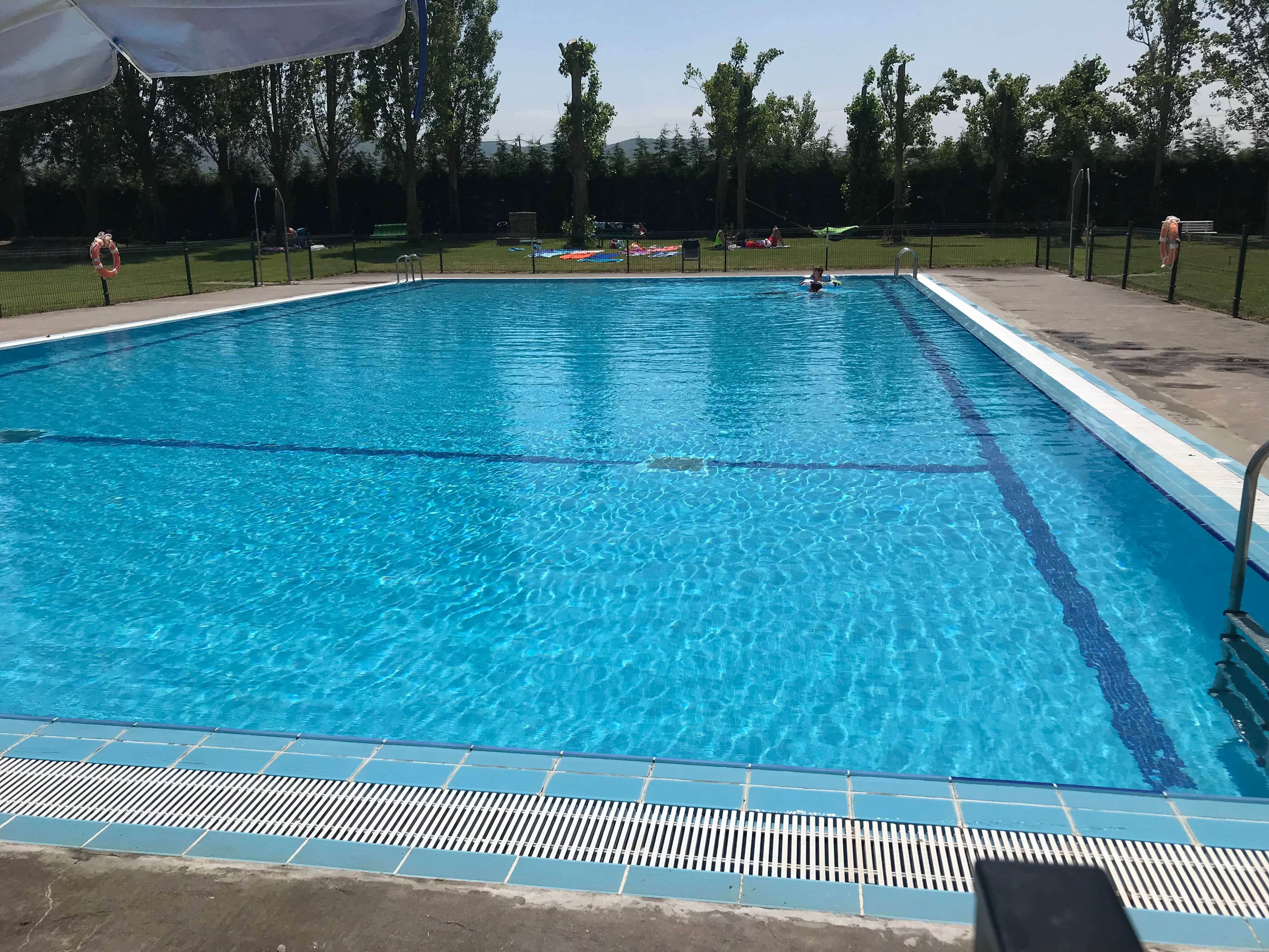  Grañón 鎮上的公立游泳池