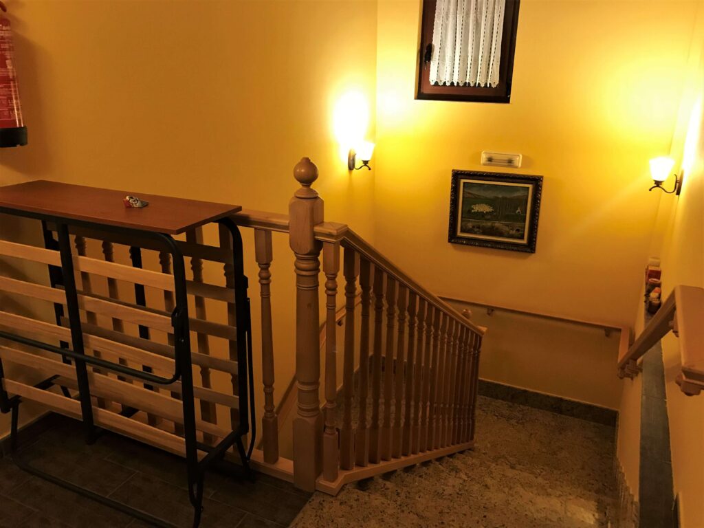 庇護所內樓梯