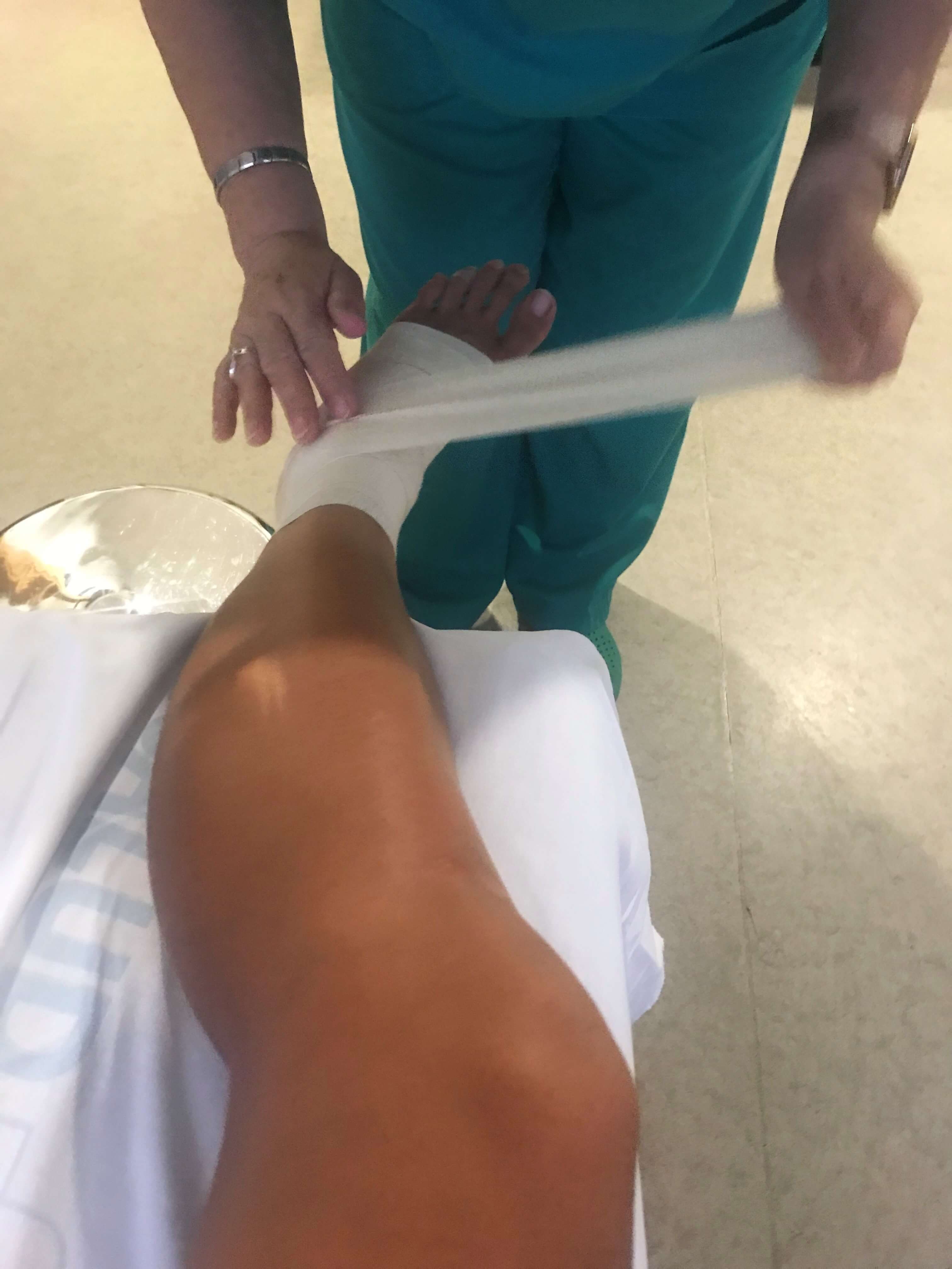 護士包紮扭傷的腳